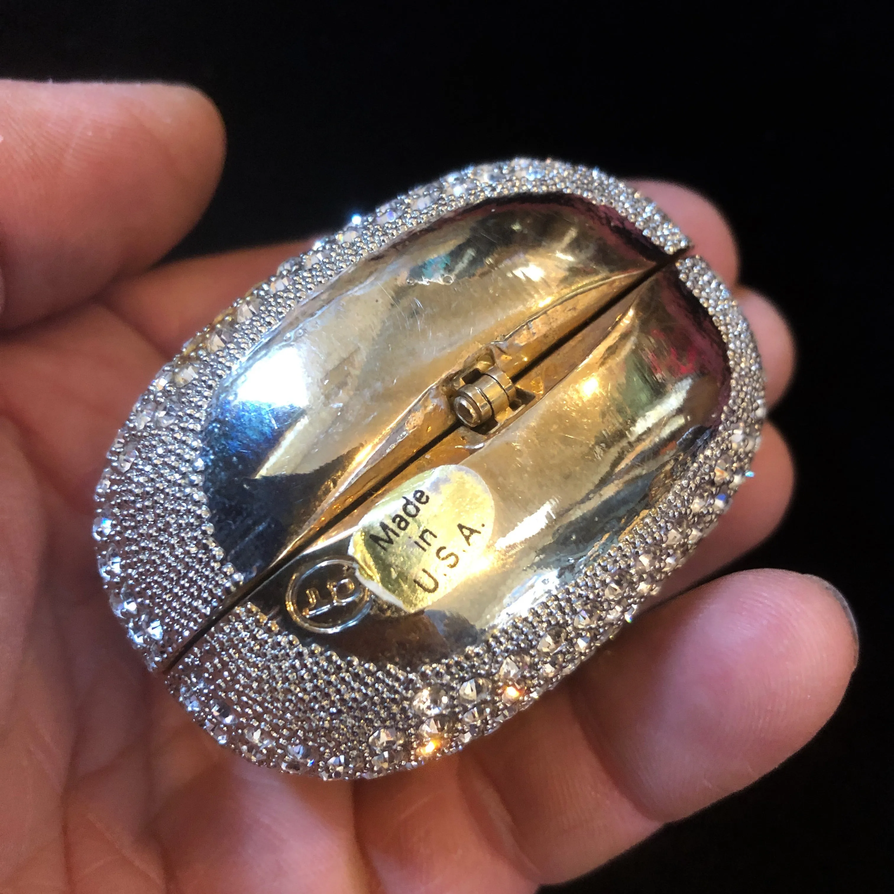 AN UNUSUAL METAL MINIATURE PURSE PURSE.