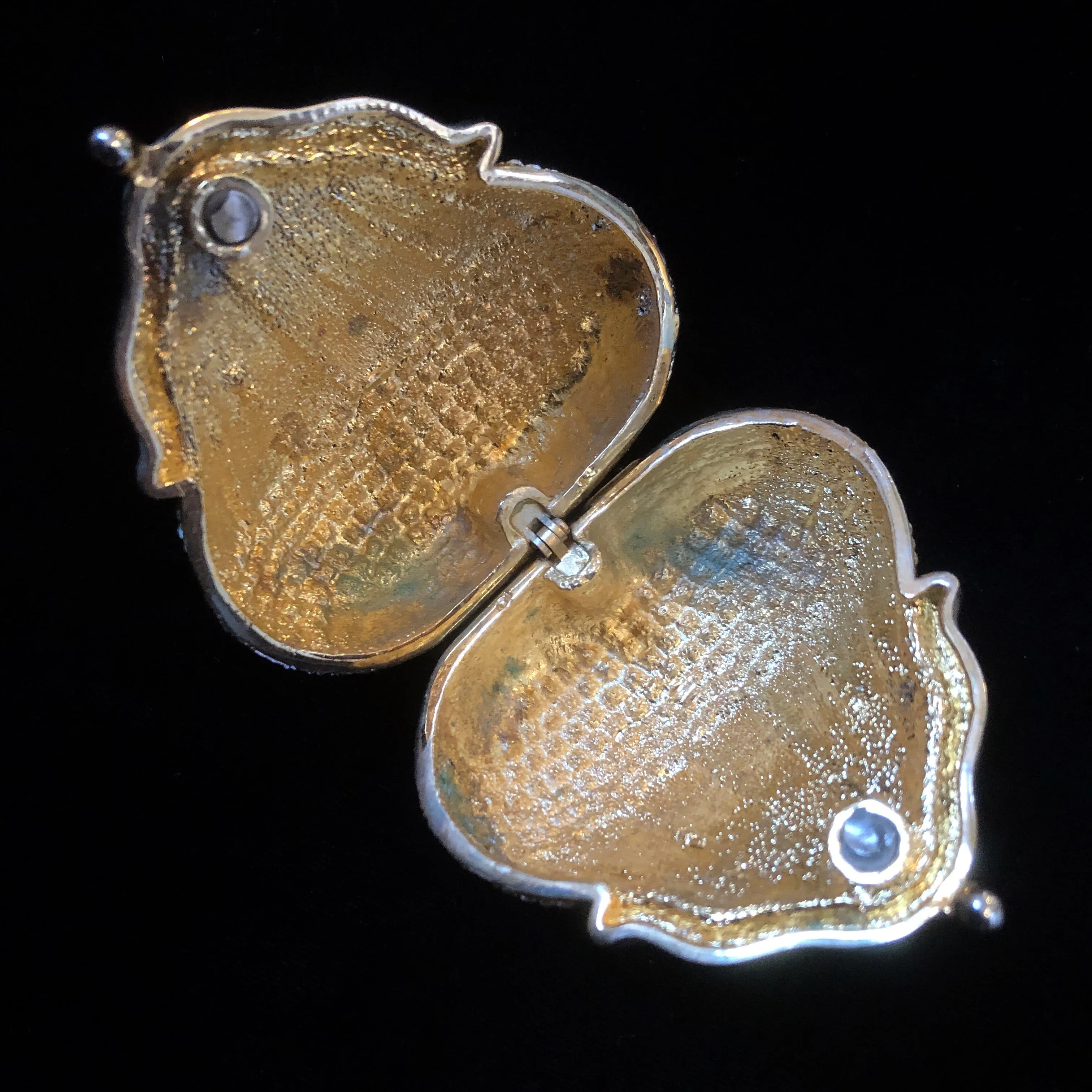 AN UNUSUAL METAL MINIATURE PURSE PURSE.