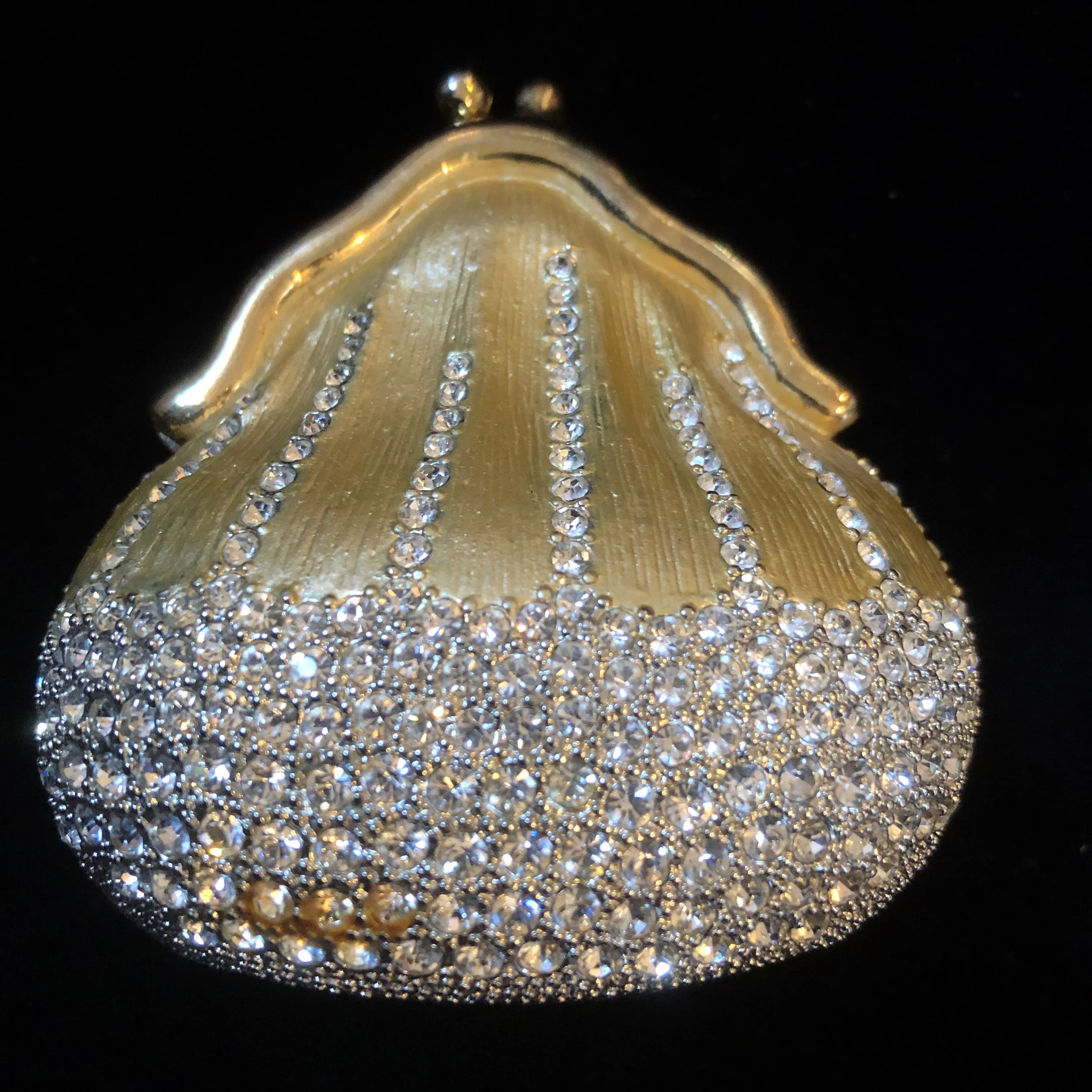 AN UNUSUAL METAL MINIATURE PURSE PURSE.