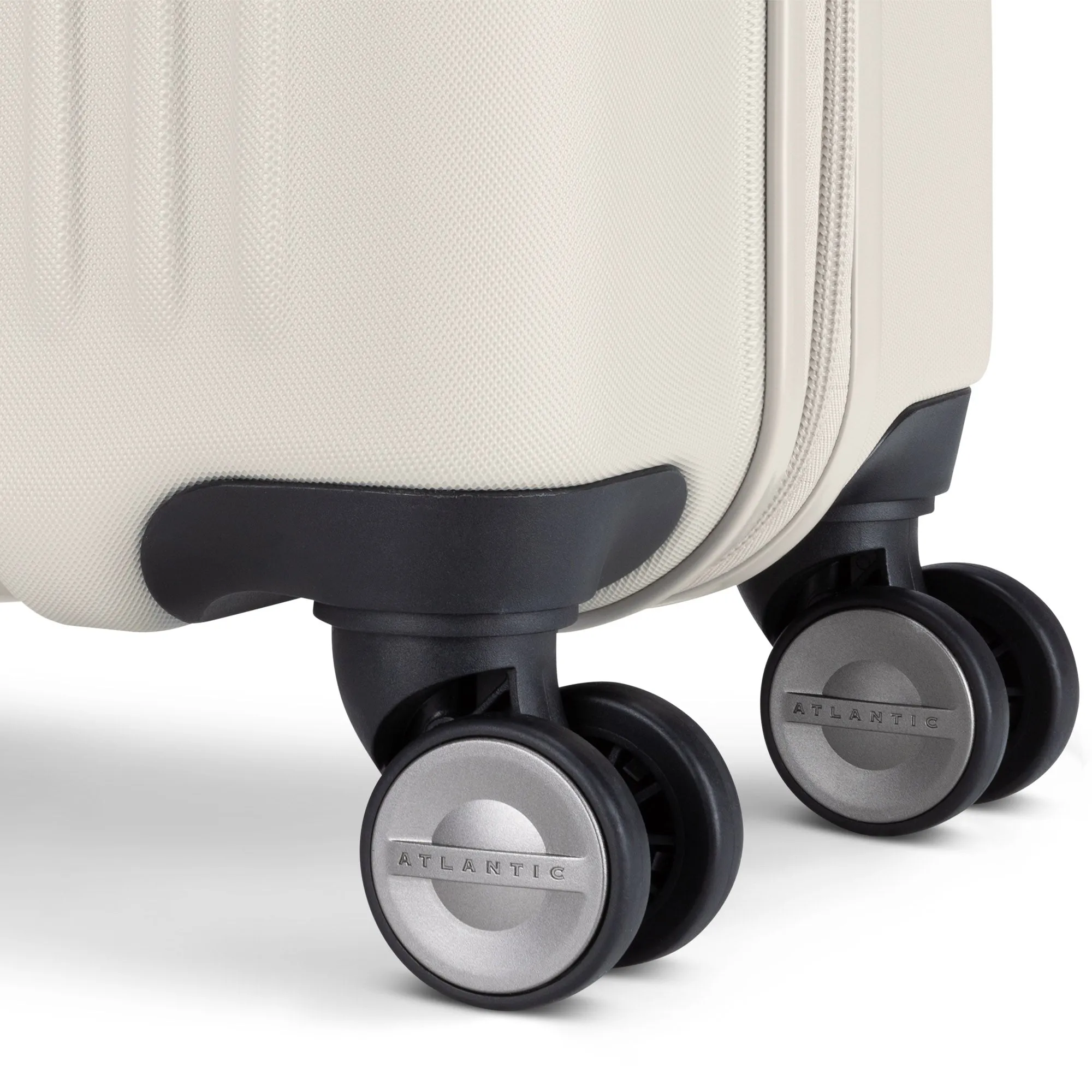 Atlantic Propeller 19" Hardside Spinner Carry-on with Packing Cube