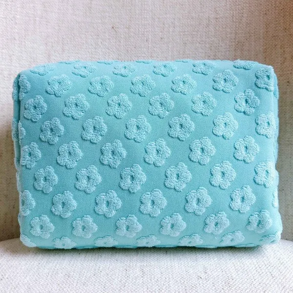 Embossed Daisy Cosmetic Case – Cute & Functional Pouch with Gold Zipper Detail