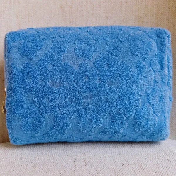 Embossed Daisy Cosmetic Case – Cute & Functional Pouch with Gold Zipper Detail