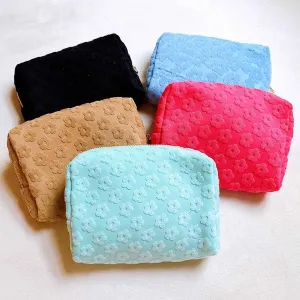 Embossed Daisy Cosmetic Case – Cute & Functional Pouch with Gold Zipper Detail