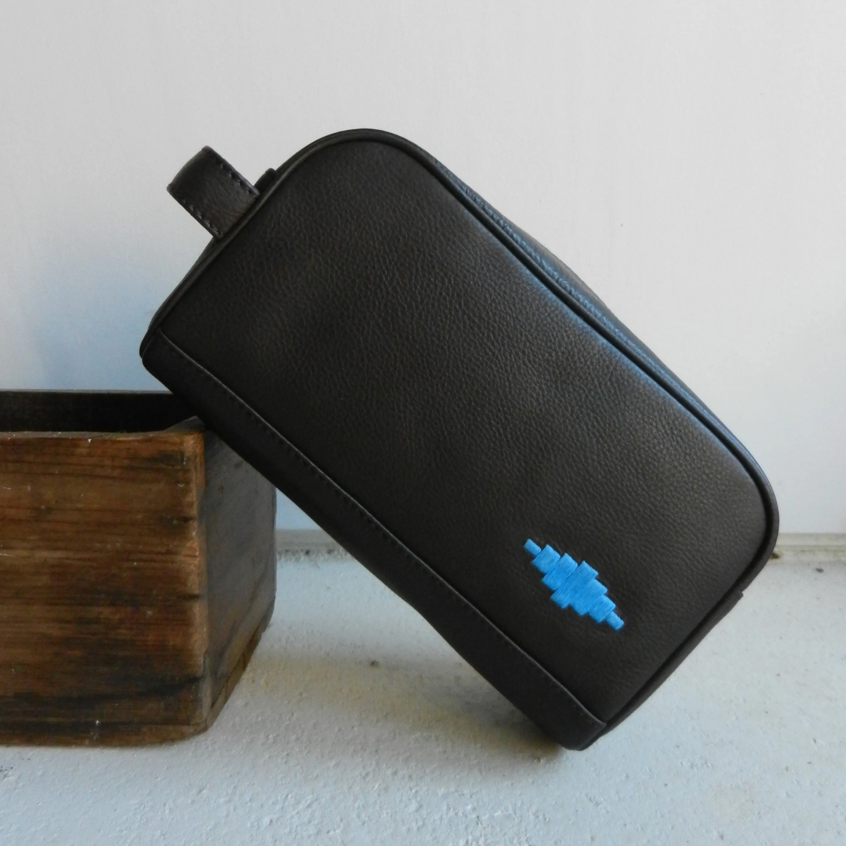 Hombre Washbag - Black Leather