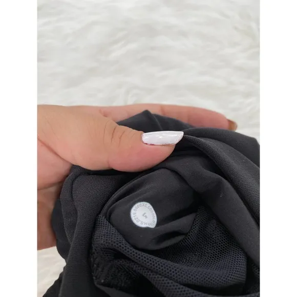 Lululemon On The Fly Short Woven 2.5&quot; Black Sz 4