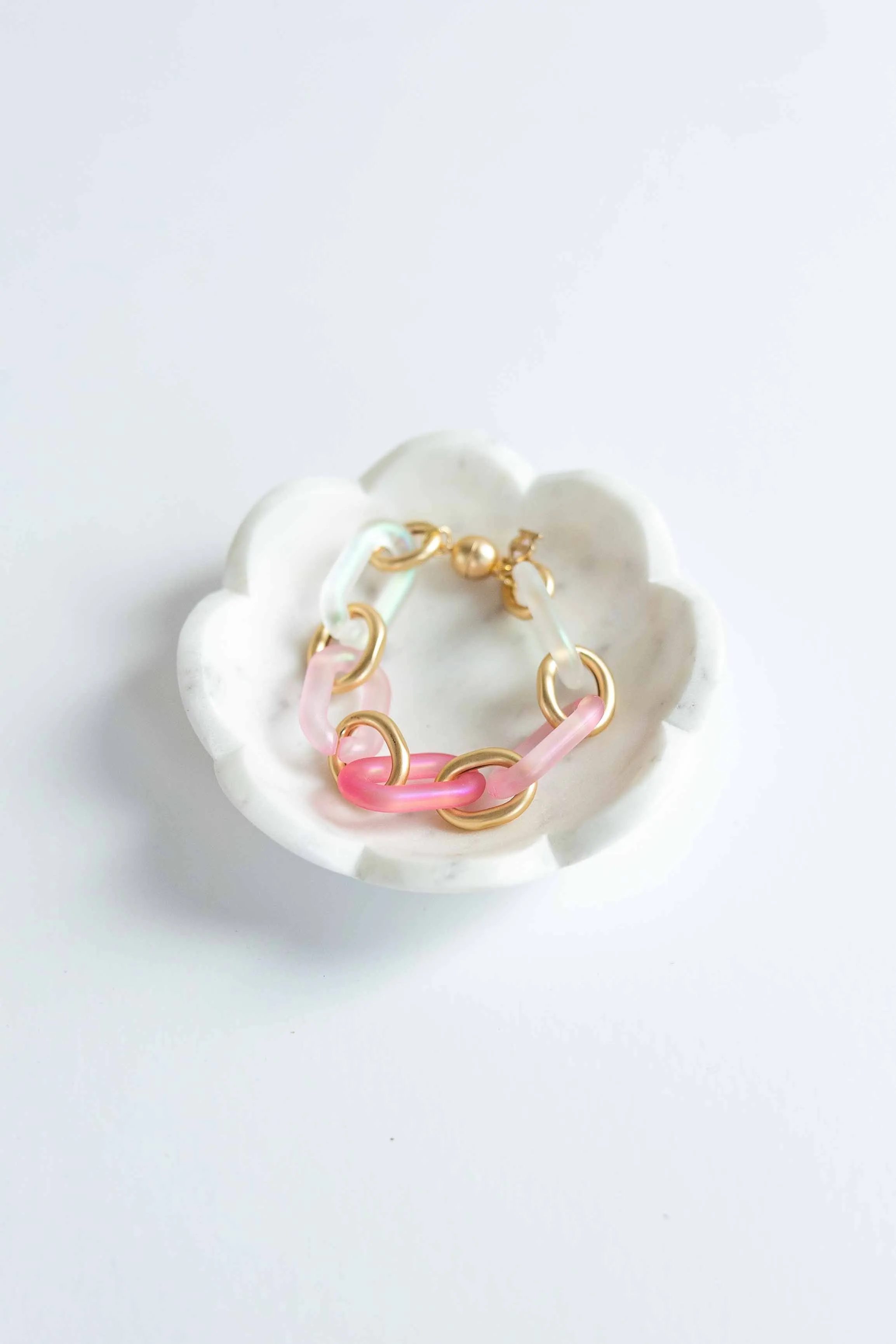 MULTI-COLOR RESIN OVAL LINKS BRACELET W/ MAG CLOSURE