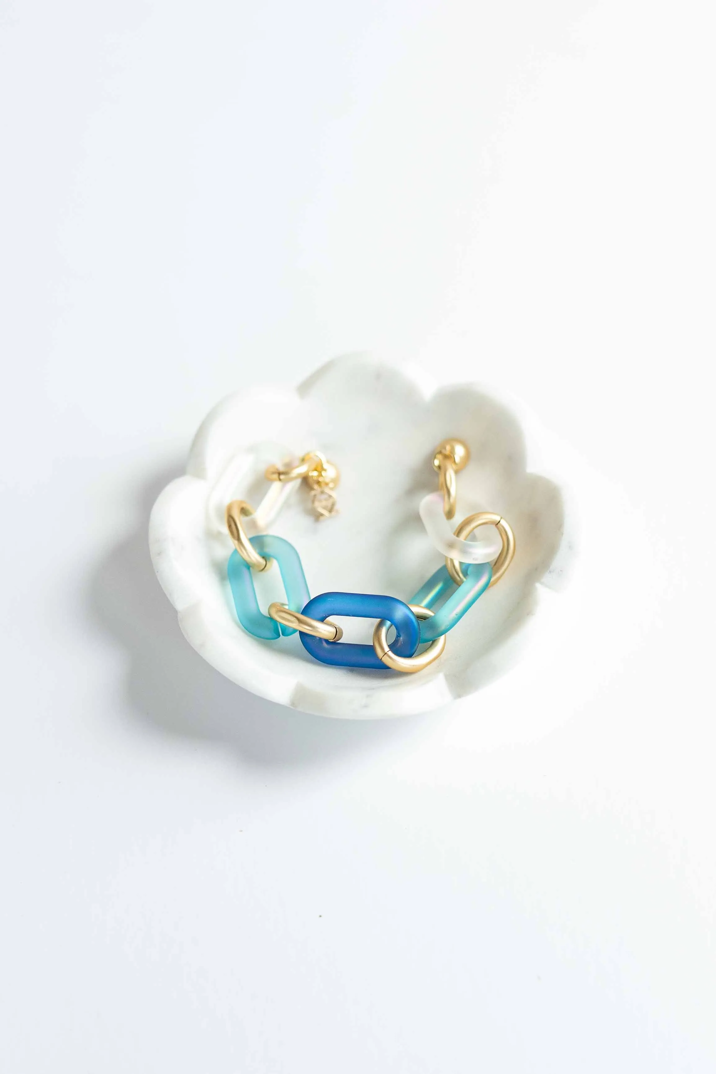 MULTI-COLOR RESIN OVAL LINKS BRACELET W/ MAG CLOSURE