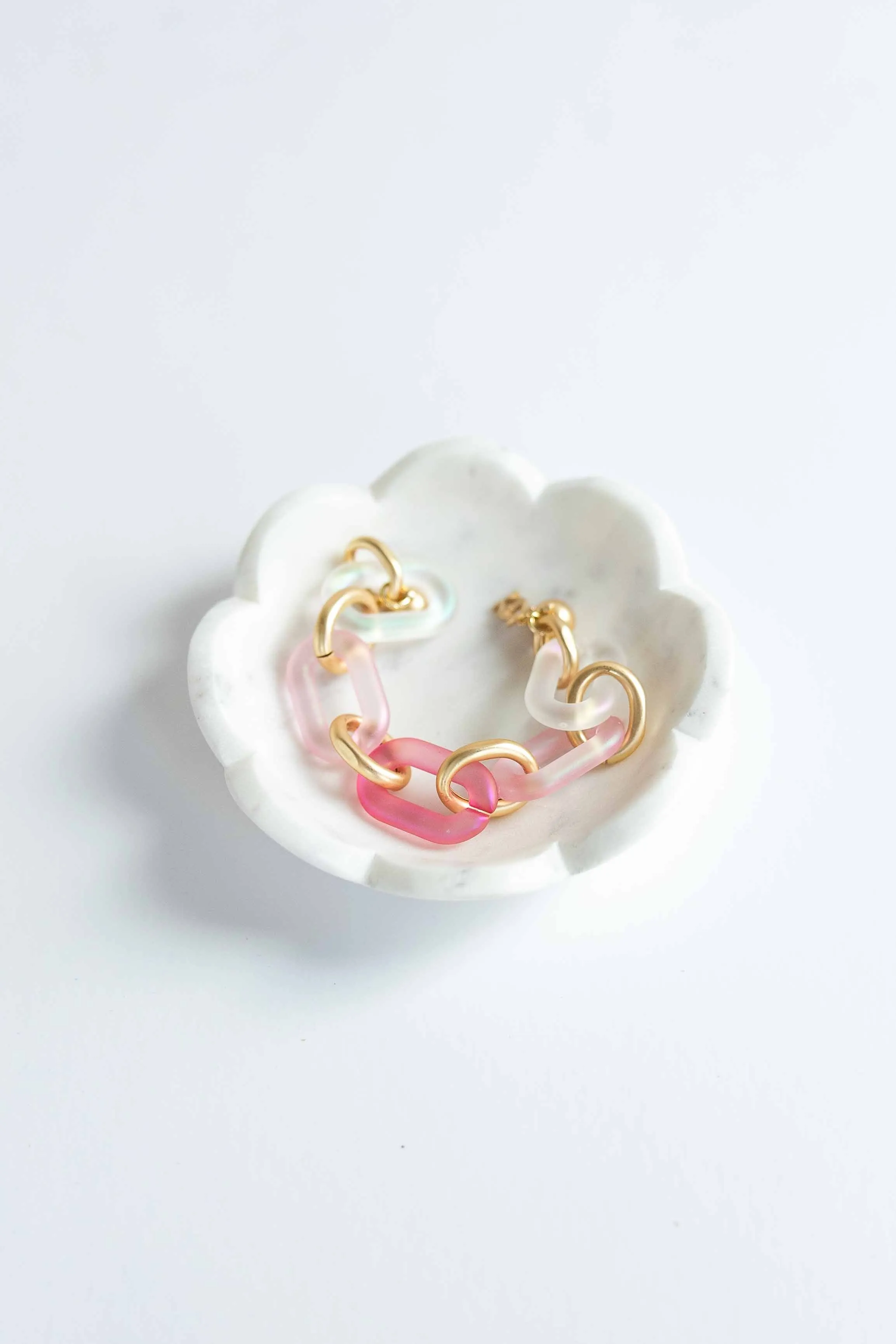 MULTI-COLOR RESIN OVAL LINKS BRACELET W/ MAG CLOSURE