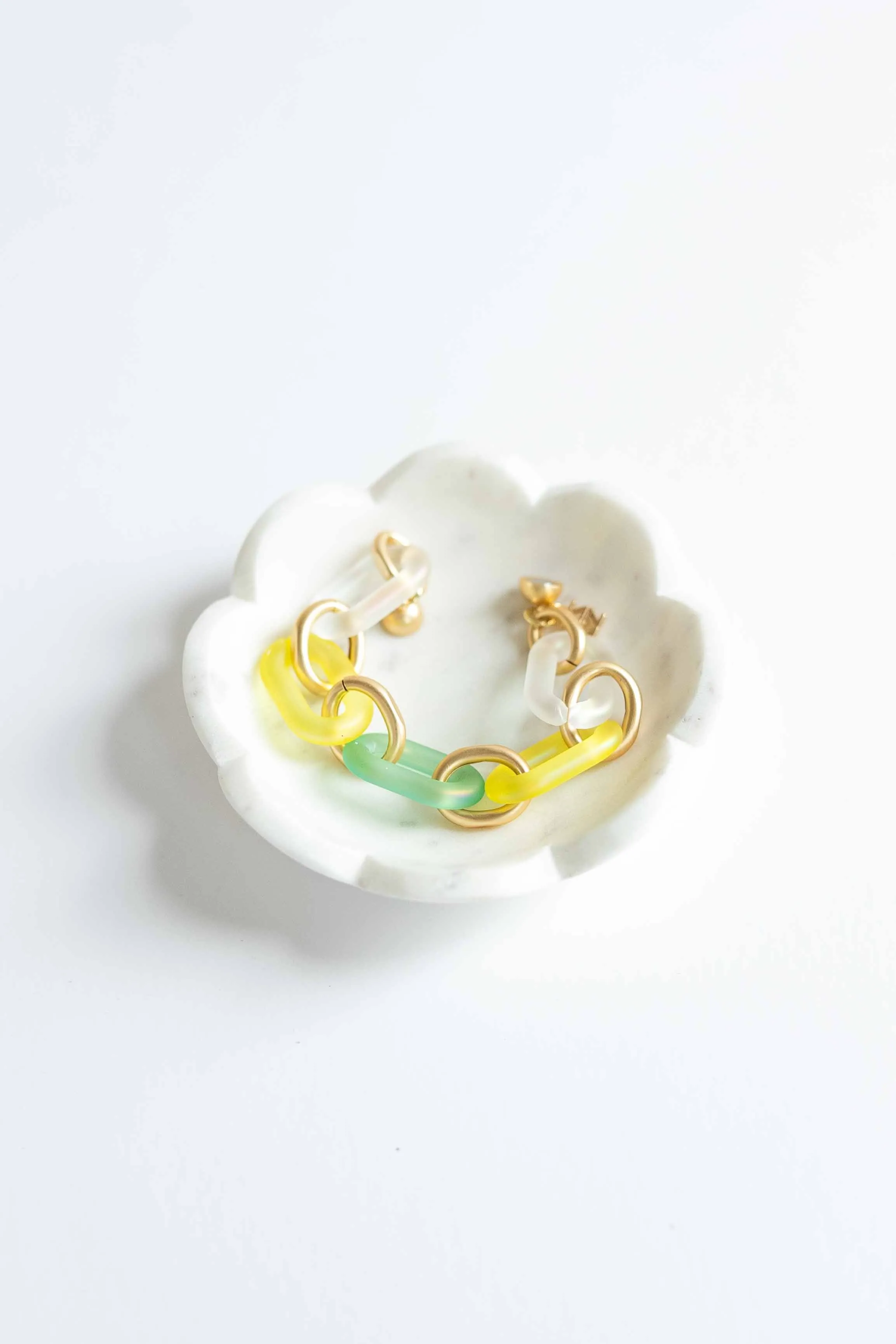 MULTI-COLOR RESIN OVAL LINKS BRACELET W/ MAG CLOSURE