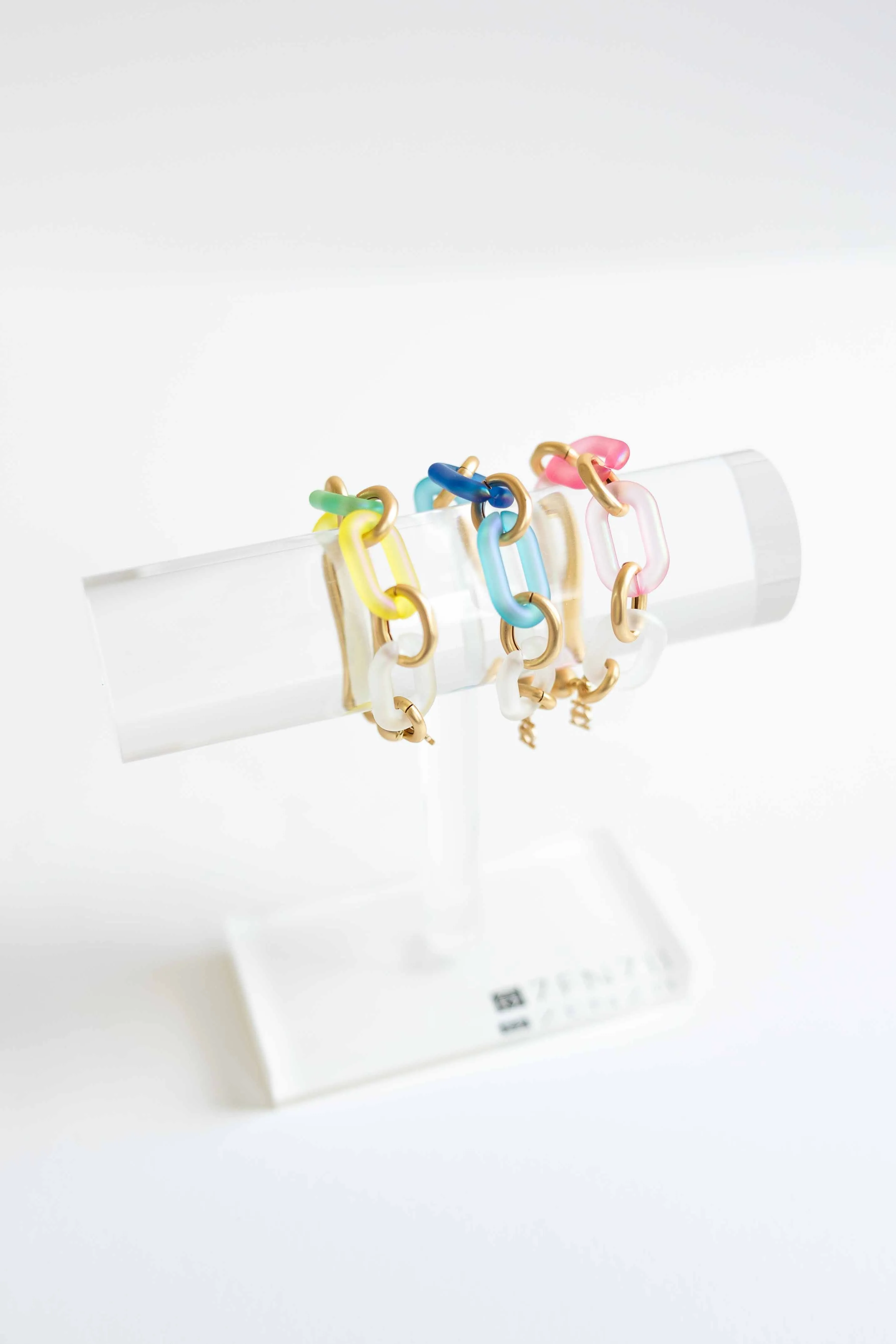 MULTI-COLOR RESIN OVAL LINKS BRACELET W/ MAG CLOSURE