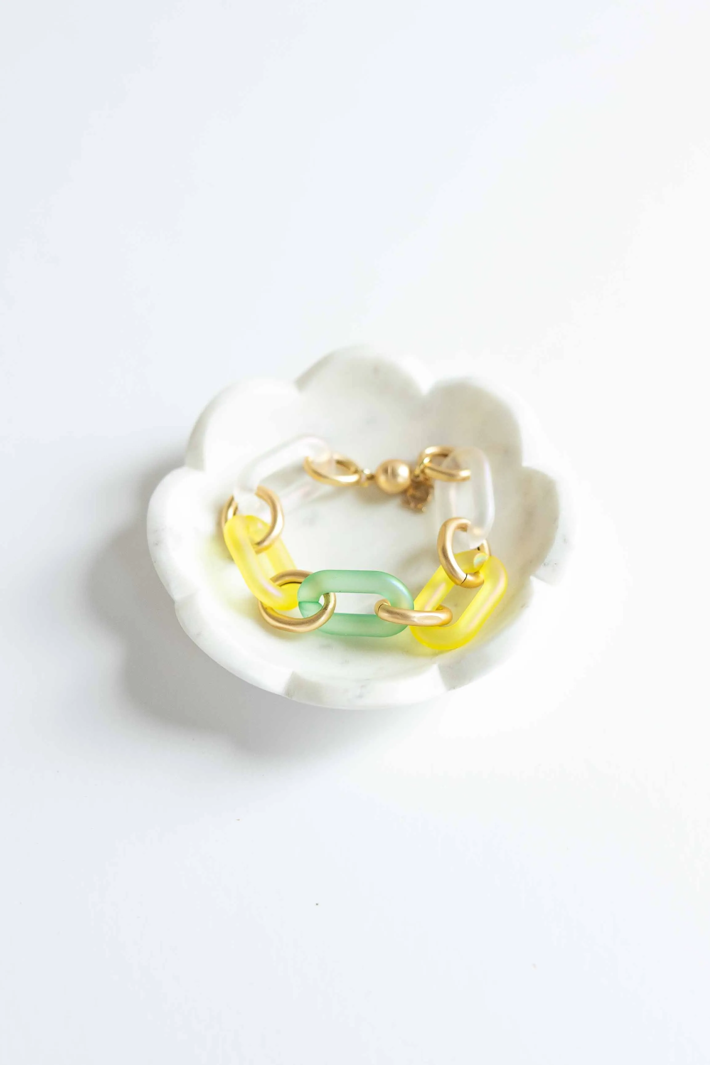 MULTI-COLOR RESIN OVAL LINKS BRACELET W/ MAG CLOSURE
