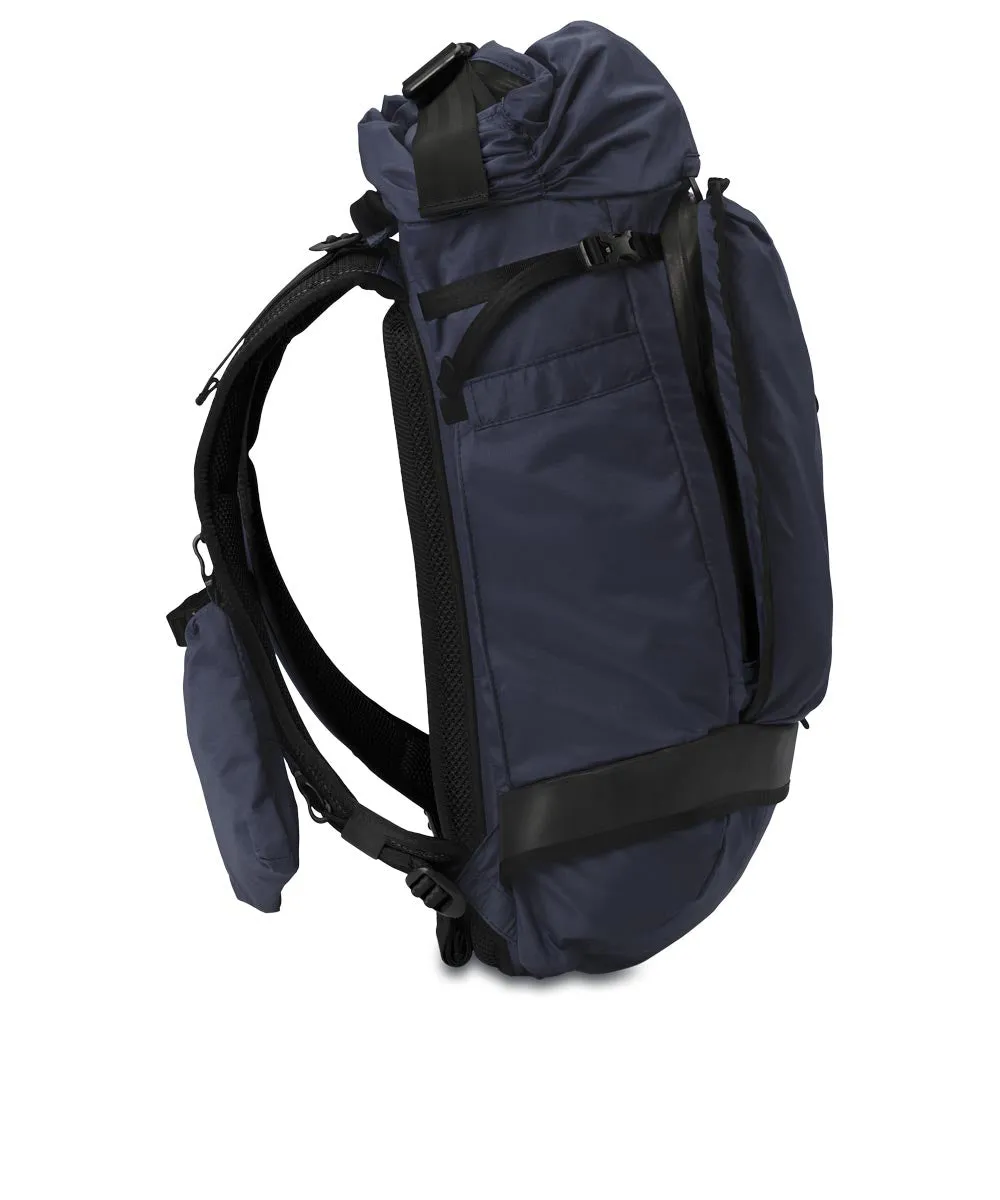 Pinqponq Komut Medium Rucksack aus recycelten PET-Flaschen